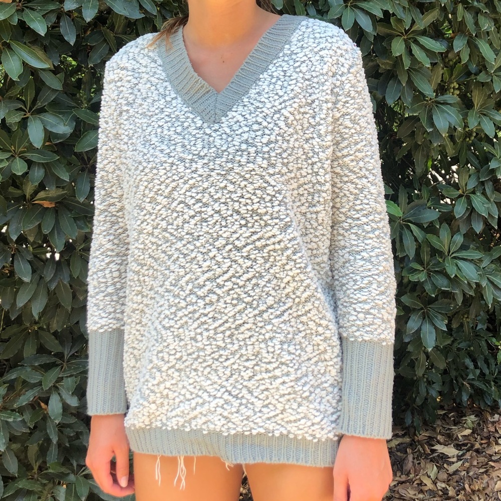 LF popcorn V-neck gray sweater